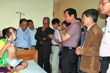 15 chuyên gia hội chẩn tái tạo bàng quang cho bé bị cắt nhầm