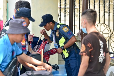 Lực lượng an ninh sử dụng máy dò mìn, vũ khí để thiết chặt trước trận Việt Nam - Thái Lan