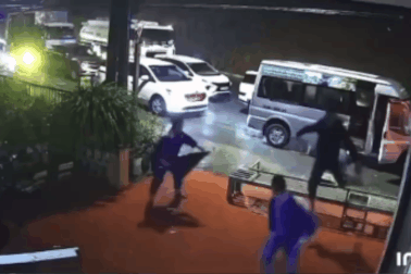 Khoảnh khắc đất đá dội xuống 5 ô tô, 7 người thoát chết trong gang tấc