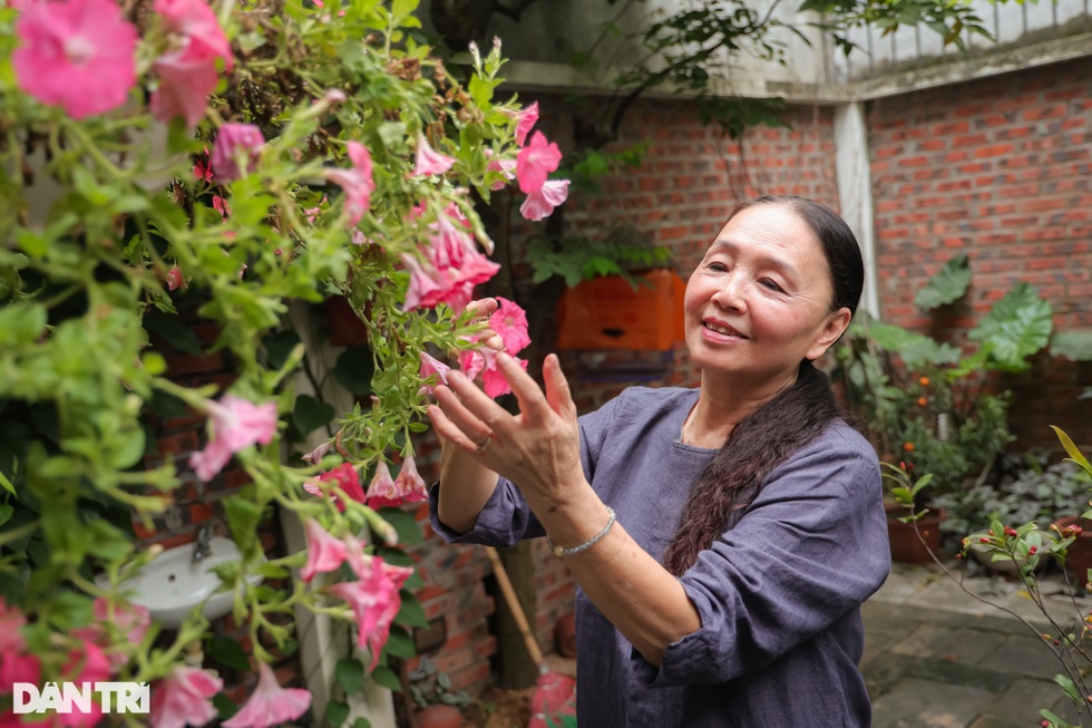 Chị Út Tịch phim Mẹ vắng nhà: Tiểu thư Hà Thành, U70 cuộc sống bình yên - 7 Chị Út Tịch phim Mẹ vắng nhà: Tiểu thư Hà Thành, U70 cuộc sống bình yên - 7
