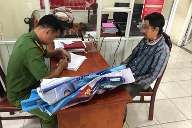 Nhiều người treo, dán quảng cáo bừa bãi trên đường ở TPHCM bị xử phạt