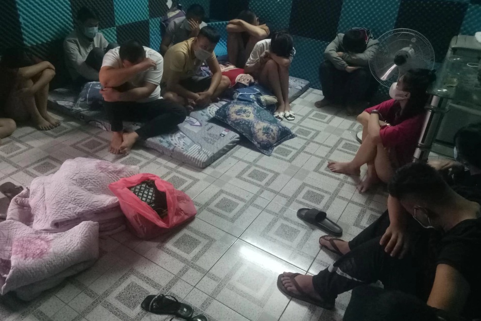 35 nam nữ xõa ở nhà nghỉ khi cả thành phố đang giãn cách xã hội - 1 35 nam nữ xõa ở nhà nghỉ khi cả thành phố đang giãn cách xã hội - 1