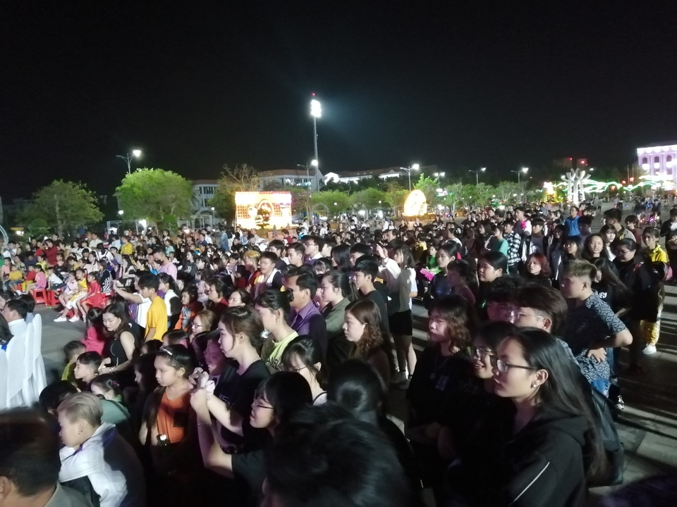 Sôi động những điệu nhảy hiện đại mừng Xuân mới của giới trẻ Bạc Liêu - 2 Sôi động những điệu nhảy hiện đại mừng Xuân mới của giới trẻ Bạc Liêu - 2
