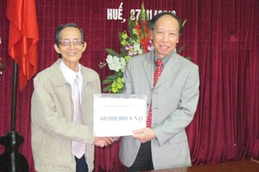 Quỹ Khuyến học Việt Nam hỗ trợ 60 triệu đồng xây dựng "góc học tập" đến các em học sinh nghèo vượt khó