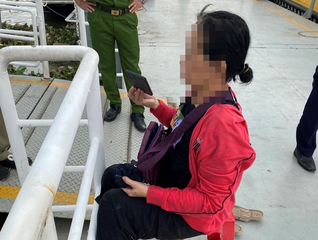 Giải cứu người phụ nữ để lại di thư rồi gieo mình xuống sông Sài Gòn - 1 Giải cứu người phụ nữ để lại di thư rồi gieo mình xuống sông Sài Gòn - 1