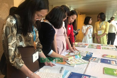 SGK lớp 1 mới tăng giá “phi mã”