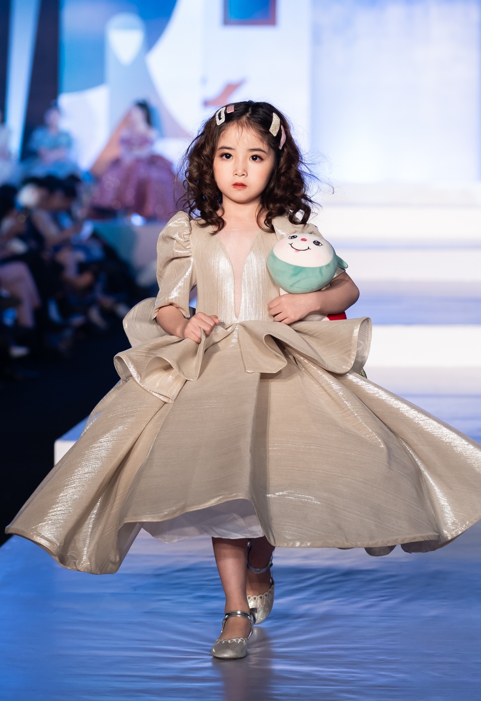 Ngắm Các Mẫu Nhí Lộng Lẫy, Sải Bước Tự Tin Trên Sàn Catwalk | Báo Dân Trí