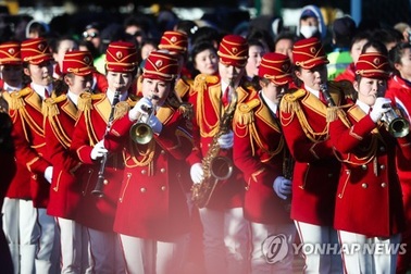 Người Hàn Quốc ấn tượng với màn trình diễn hoành tráng của đội cổ động Triều Tiên