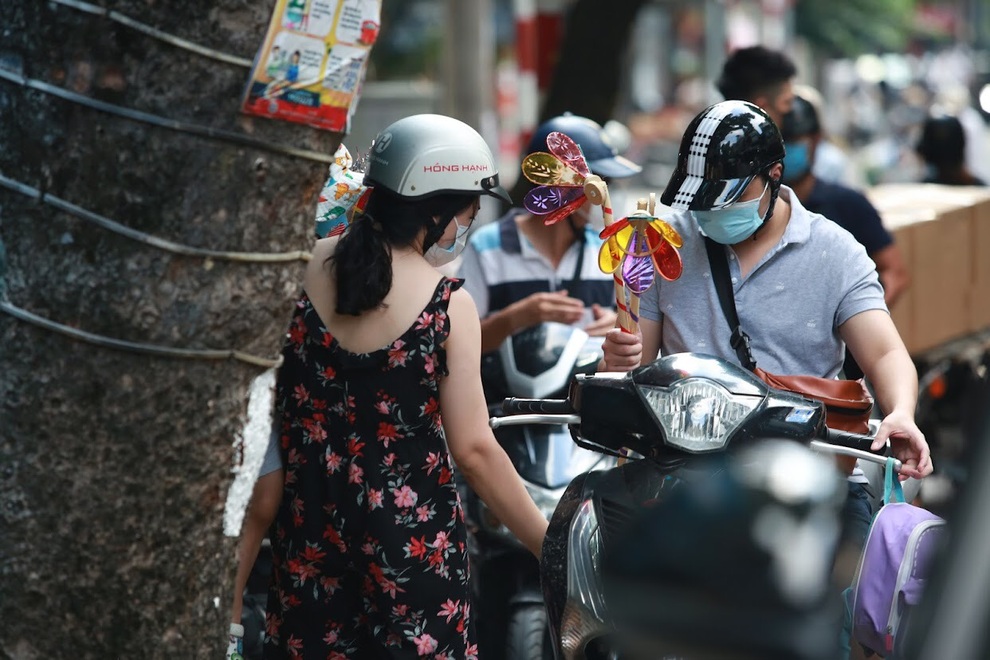 Tiểu thương phố Hàng Mã đứng ngồi không yên trước thềm Tết Trung thu - 8 Tiểu thương phố Hàng Mã đứng ngồi không yên trước thềm Tết Trung thu - 8