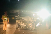 Giải cứu tài xế mắc kẹt trong ô tô con sau tai nạn giao thông