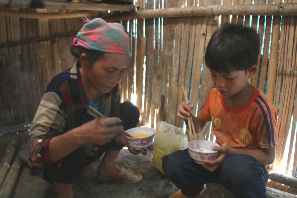 Tận mắt chứng kiến cảnh bà cháu ăn cơm trắng chan nước lã mà lòng đau nhói! - 9 Tận mắt chứng kiến cảnh bà cháu ăn cơm trắng chan nước lã mà lòng đau nhói! - 9