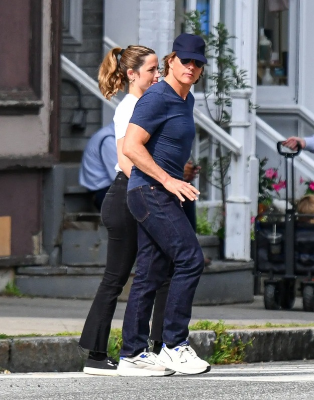 Tom Cruise hạnh phúc nắm tay bạn gái nóng bỏng kém 26 tuổi dạo phố - 2