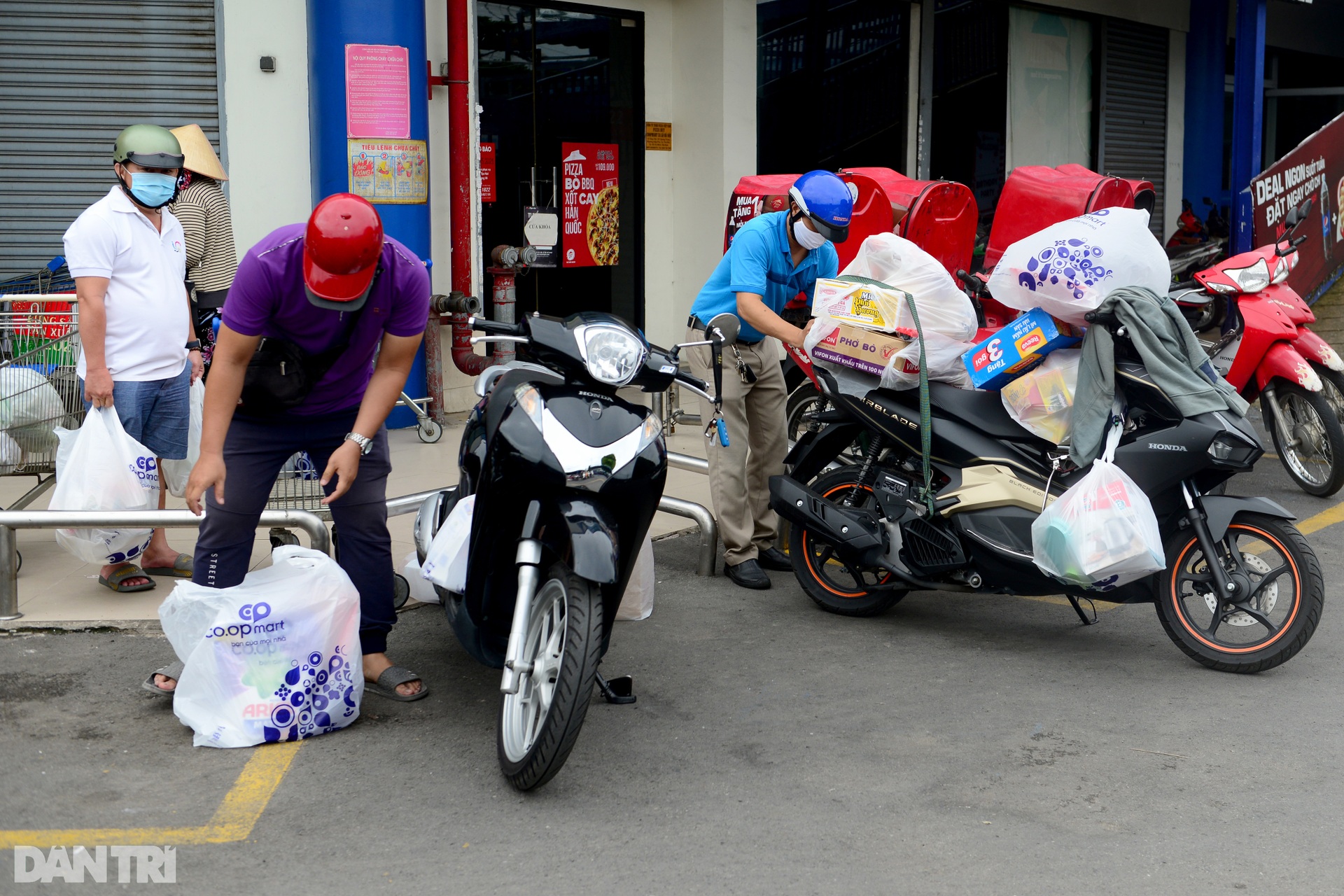 Xếp hàng dài hàng trăm mét vào siêu thị ở TPHCM, chờ cả tiếng để thanh toán - 14 Xếp hàng dài hàng trăm mét vào siêu thị ở TPHCM, chờ cả tiếng để thanh toán - 14