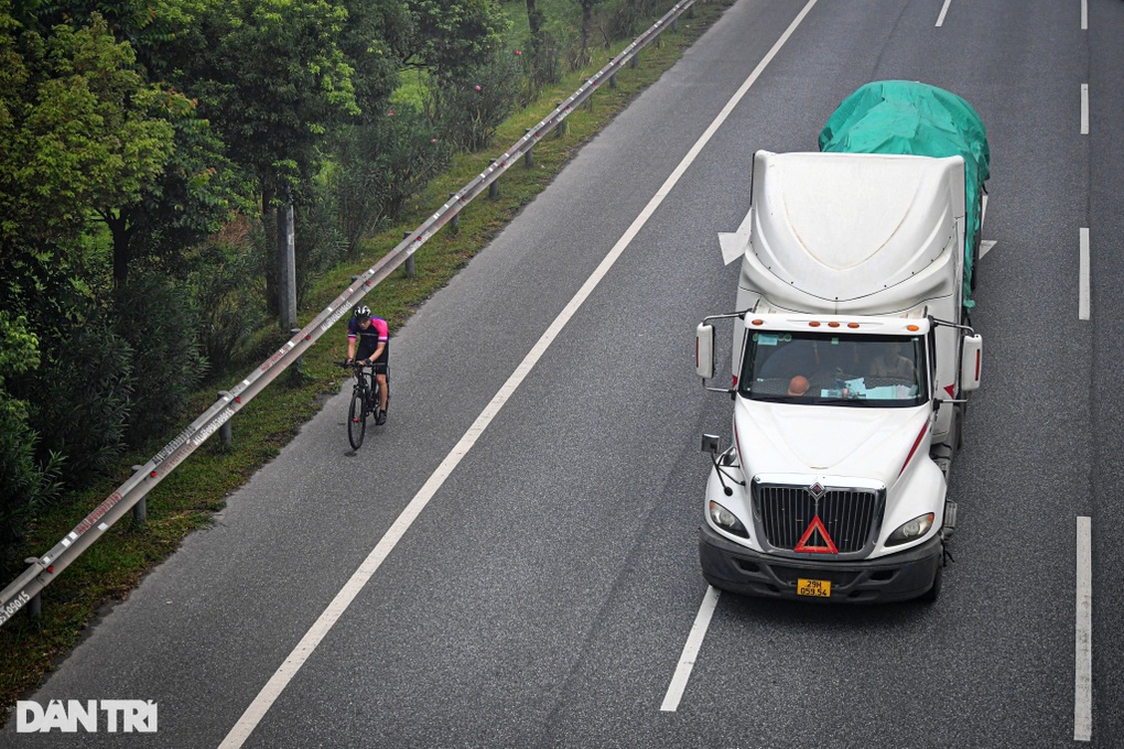 Nháo nhào vác xe đạp bỏ chạy khi bị phát hiện đi vào làn đường 80km/h - 8 Nháo nhào vác xe đạp bỏ chạy khi bị phát hiện đi vào làn đường 80km/h - 8
