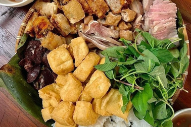 Ăn bún đậu mắm tôm giữa lòng nước Mỹ: "Mùi thì ghê mà ăn lại phê"