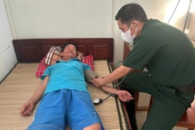 Chìm thuyền, 4 ngư dân trôi dạt nhiều giờ trên biển