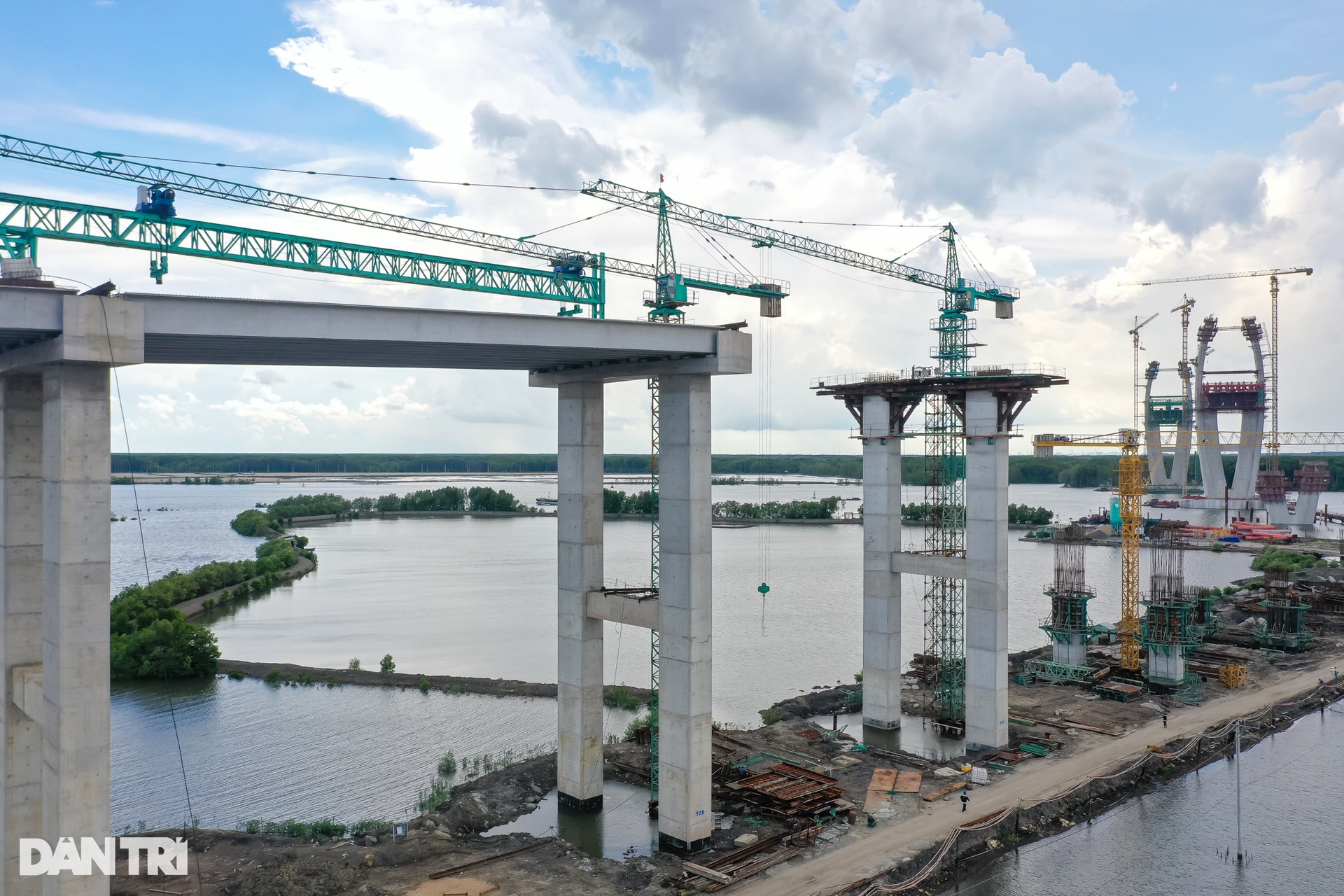 Hối hả thi công trên cây cầu có nhịp chính dài nhất Đông Nam Á - 12 Hối hả thi công trên cây cầu có nhịp chính dài nhất Đông Nam Á - 12