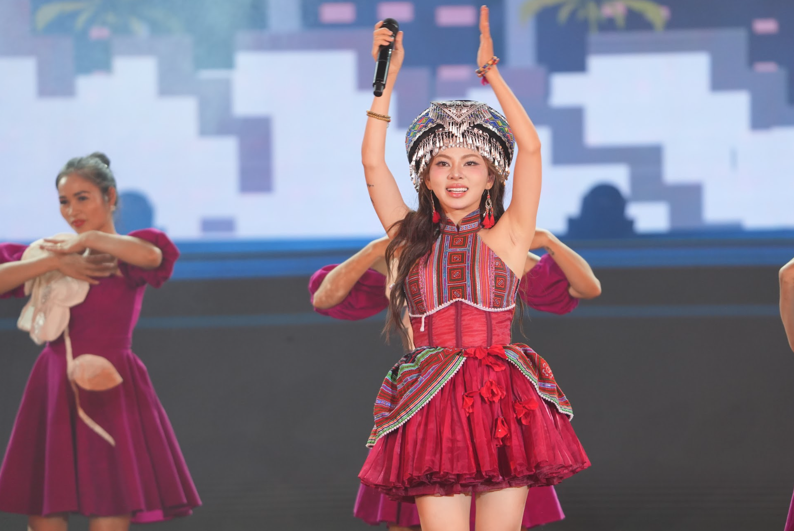 Tung Duong 2025 Hoa Ban Festival - 5 میں 2,000 افراد پر مشتمل گانا گا رہا ہے Tùng Dương hát cùng dàn hợp xướng 2.000 người tại Lễ hội Hoa Ban 2025 - 5