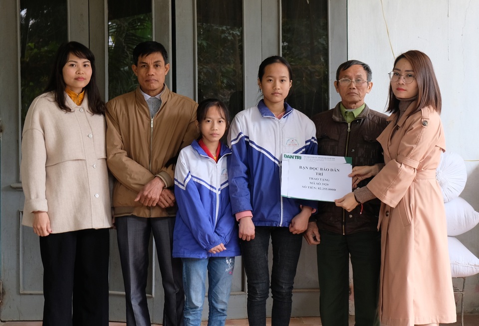 Bạn đọc giúp đỡ hai chị em mồ côi hơn 82 triệu đồng - 1 Bạn đọc giúp đỡ hai chị em mồ côi hơn 82 triệu đồng - 1