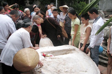 Nô nức đi xem “cụ” rùa đá 1,4 tấn ở chùa Kim Liên