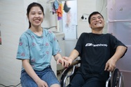 Chuyện tình của chàng trai bại não và cô gái khiếm thị ở Hà Nội