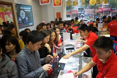 Chen chân mua Gà trống vàng cầu may từ sáng sớm