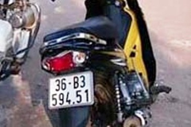 Điều khiển xe máy đâm vào xe CSGT