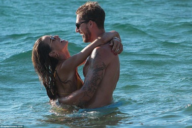 Izabel Goulart nhận lời cầu hôn của bạn trai