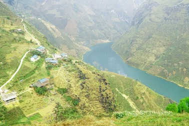 Choáng ngợp vẻ đẹp như tiên cảnh của sông Nho Quế Hà Giang mùa hoa gạo