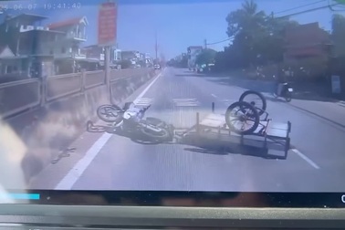 Người điều khiển xe kéo bị cuốn vào gầm xe tải sau va chạm giao thông