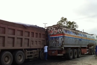 Xe tải “cắn” đuôi xe chở xăng