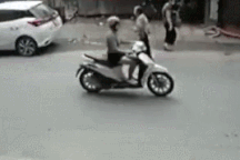 Tông vào cụ bà đi bộ trên đường, “nữ ninja” rú ga rời khỏi hiện trường