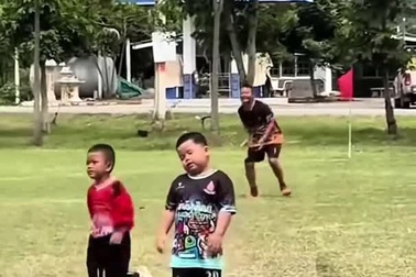 Cậu bé đứng ngủ gật trong lúc đá bóng