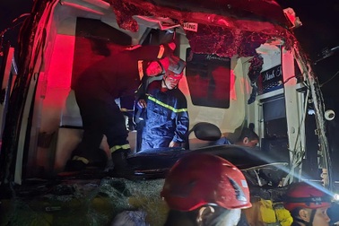 Xe khách gặp nạn trên cao tốc Đà Nẵng - Quảng Ngãi, 5 người mắc kẹt