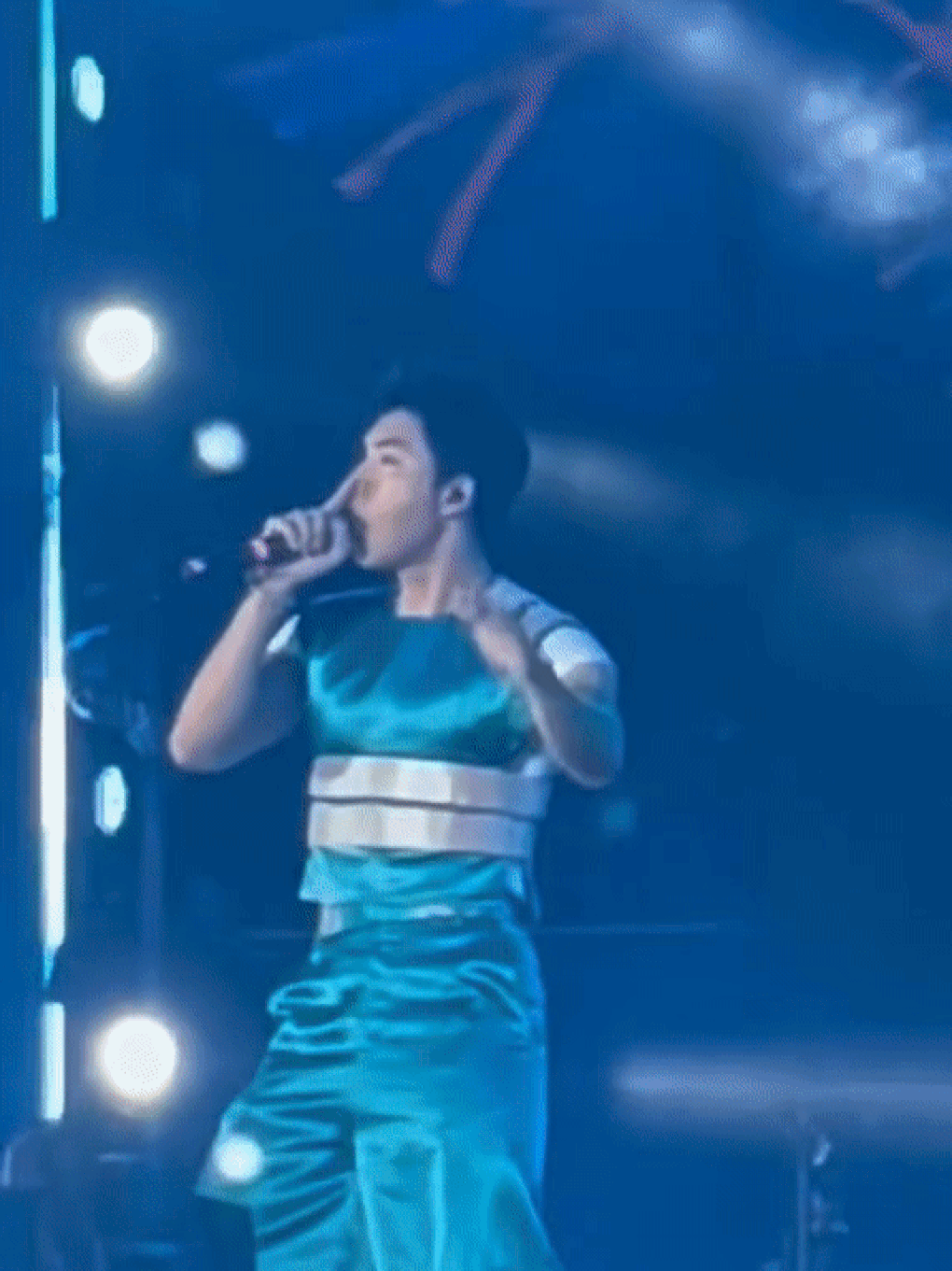 Rapper Hieuthuhai xin lỗi khán giả vì vũ đạo lắc hông gây phản cảm - 2 Rapper Hieuthuhai xin lỗi khán giả vì vũ đạo lắc hông gây phản cảm - 2