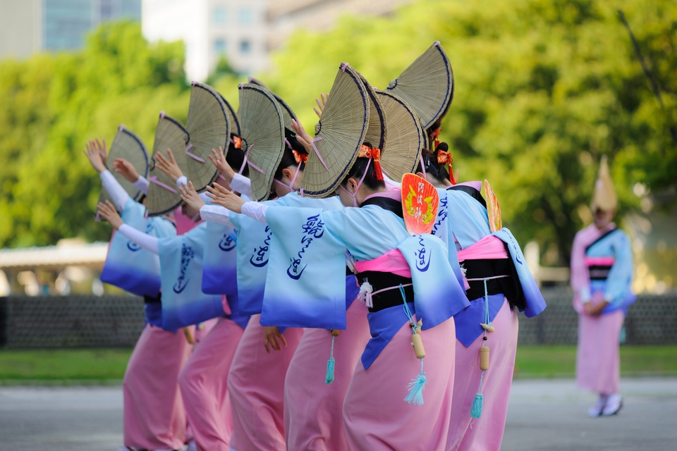 Vũ điệu mùa hè sôi động diễn ra giữa ngày xuân - 2 Vũ điệu mùa hè sôi động diễn ra giữa ngày xuân - 2