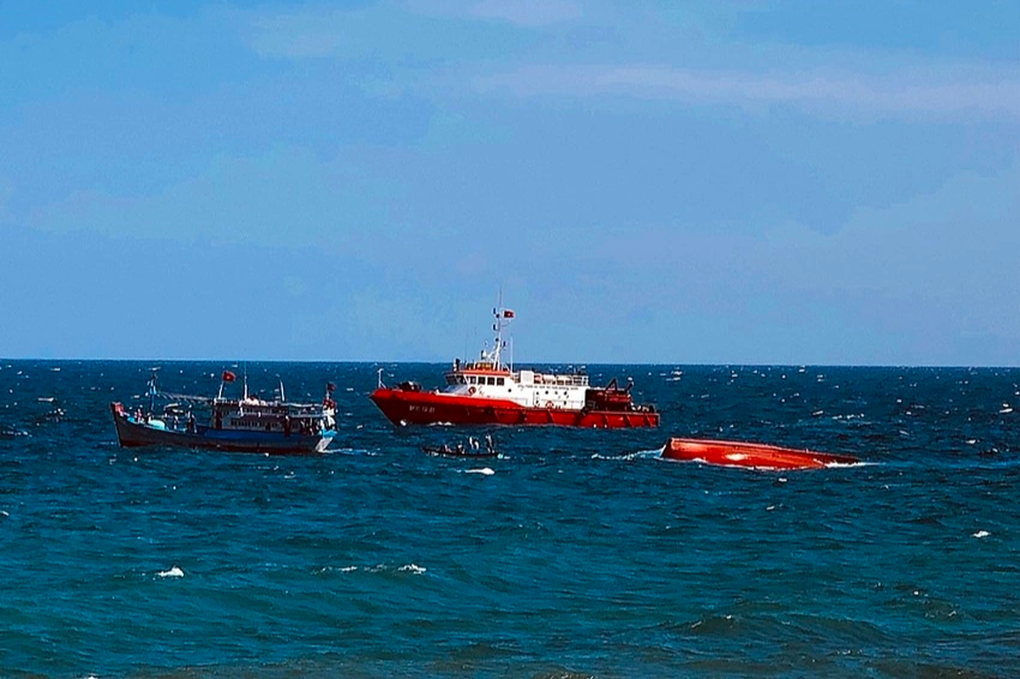 Chìm tàu cá, 8 ngư dân bơi được vào bờ, còn 1 người mất tích - 1 Chìm tàu cá, 8 ngư dân bơi được vào bờ, còn 1 người mất tích - 1