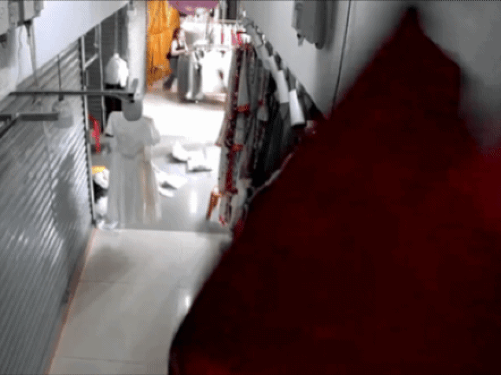 Tưởng phóng viên là đoàn kiểm tra, tiểu thương hốt hoảng đóng ki ốt - 1 Tưởng phóng viên là đoàn kiểm tra, tiểu thương hốt hoảng đóng ki ốt