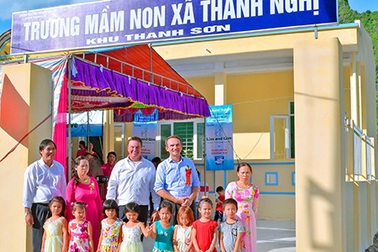 Trao tặng ngôi trường Đèn Đom Đóm ở tỉnh Hà Nam