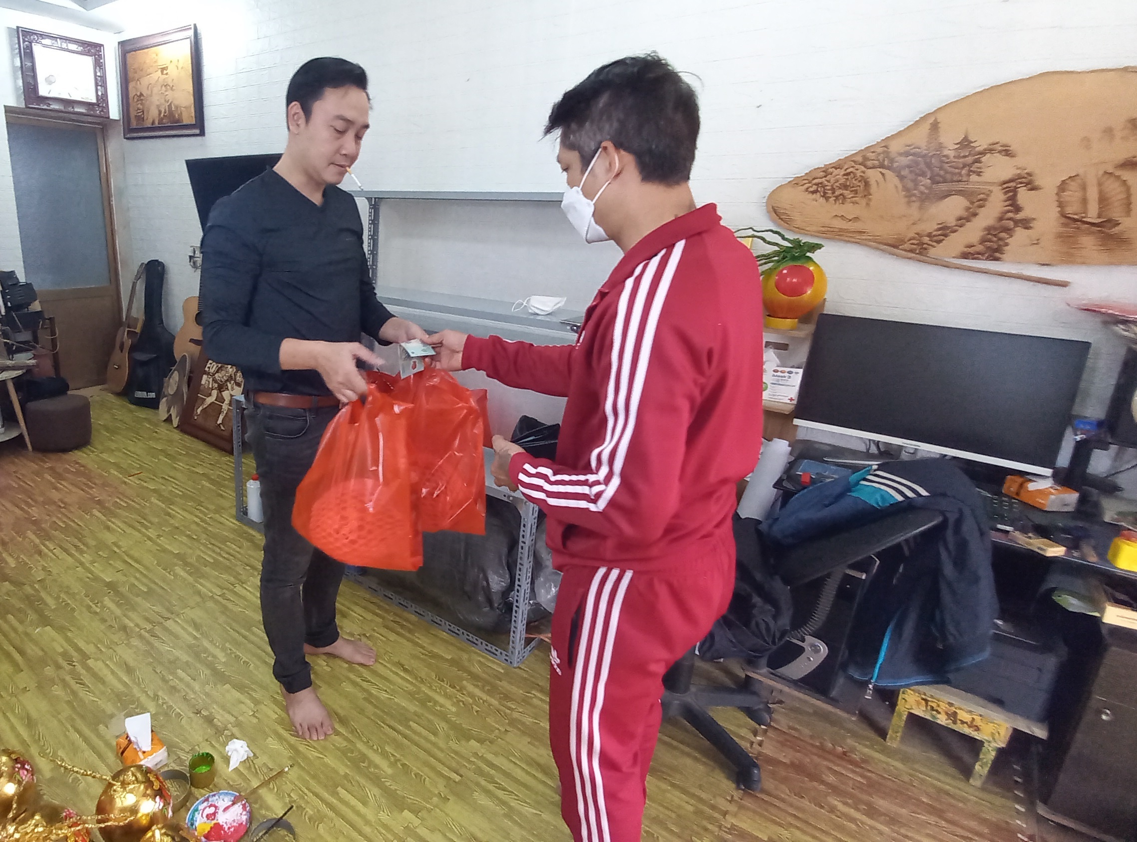 Thợ nghề thổi hồn vào dừa, bưởi dát vàng lóng lánh giáp Tết - 10