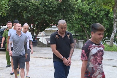 Đấu thầu xong, vào quán karaoke thác loạn ma túy