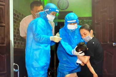 Hà Nam: Điều kíp trực BV Sản Nhi chữa trị cho bệnh nhân 1 tuổi mắc Covid-19