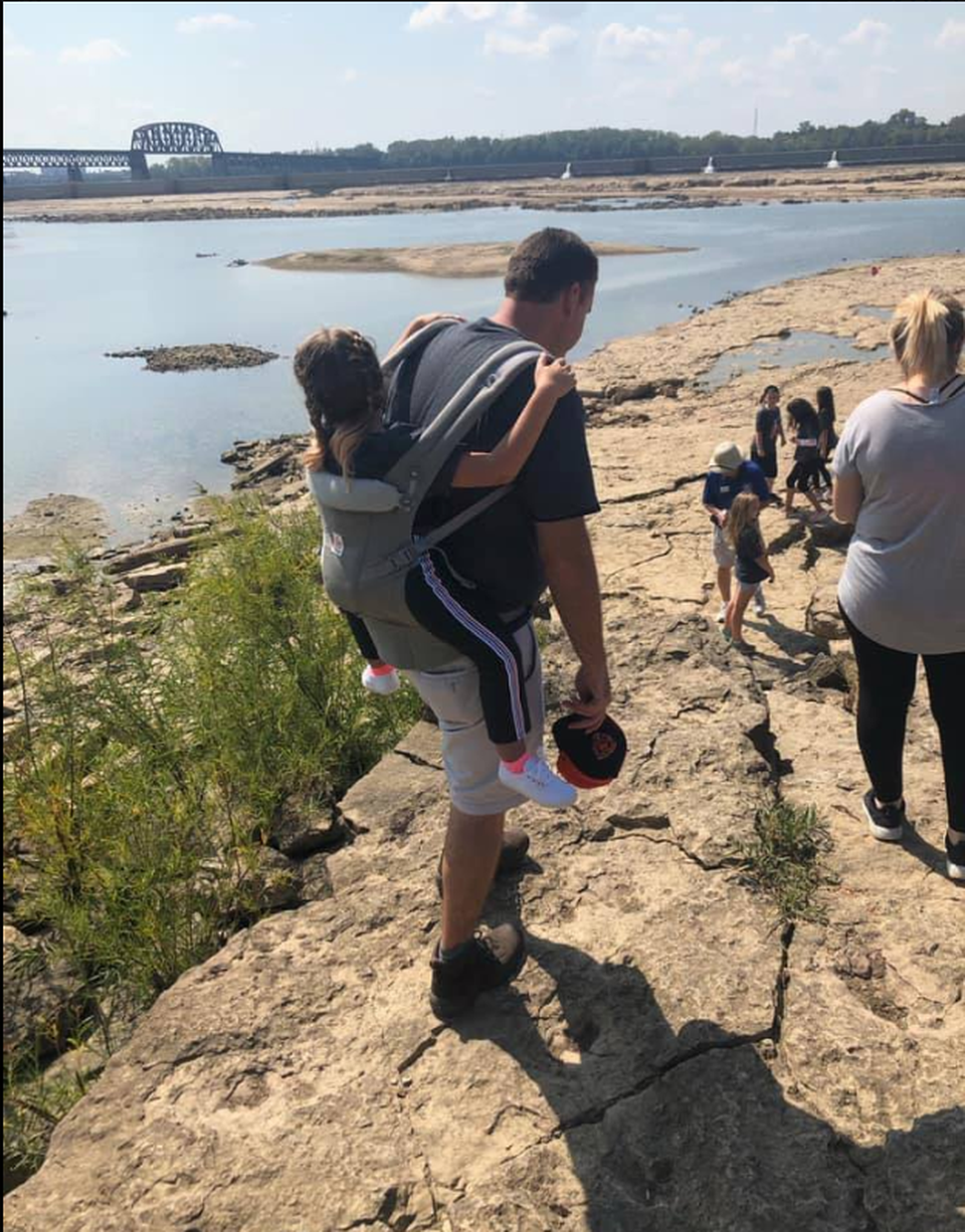 Mỹ: Thầy giáo tình nguyện cõng cô học trò suốt chuyến dã ngoại - 3