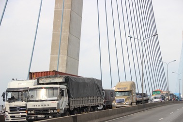 Cầu Phú Mỹ kẹt cứng vì một vụ va chạm giao thông