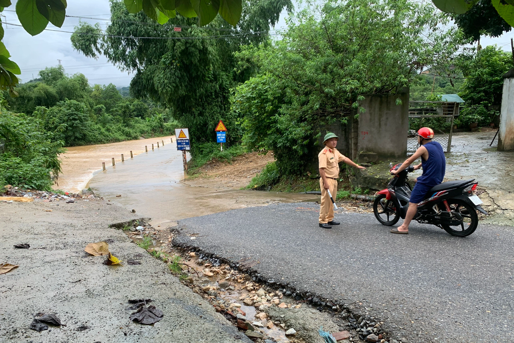 Mưa lớn khiến đất đá sạt lở xuống nhiều tuyến đường ở Điện Biên và Hòa Bình - 5 Mưa lớn khiến đất đá sạt lở xuống nhiều tuyến đường ở Điện Biên và Hòa Bình - 5