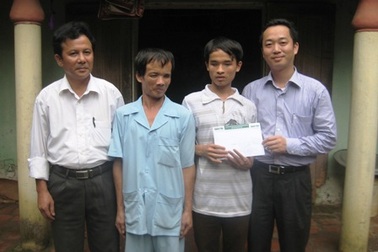 Hỗ trợ ban đầu 10 triệu đồng cho cậu bạn khiếm thị đỗ ĐH