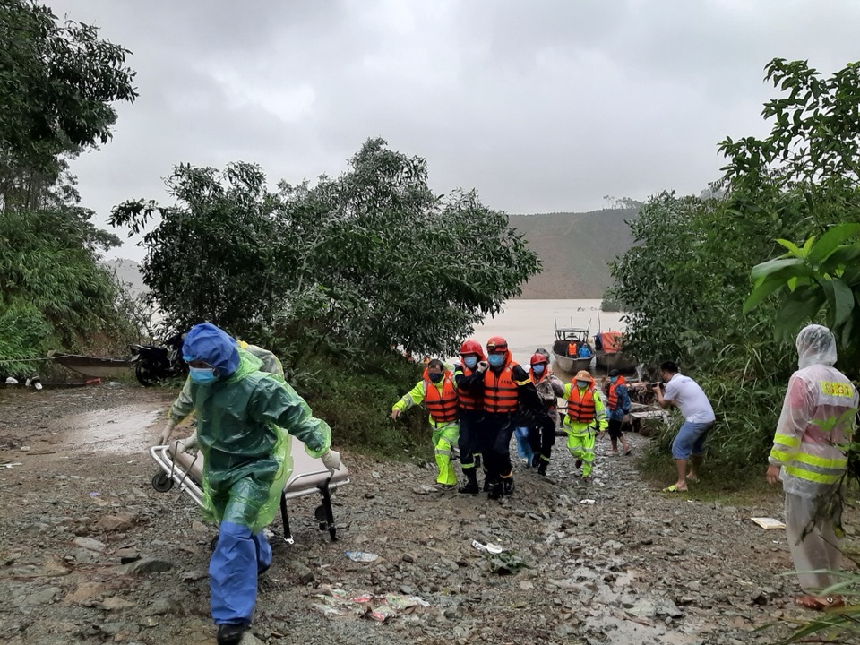 Băng rừng, vượt lũ đưa thi thể nạn nhân thứ 2 tại Rào Trăng ra ngoài - 7