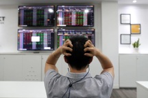 Chứng khoán mất 76 điểm, nhóm cổ phiếu thép giảm sàn sau tin áp thuế