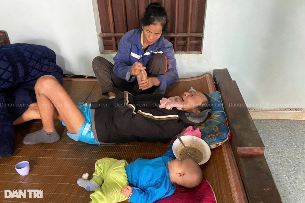 Bà lão 70 tuổi khốn khổ chăm chồng tai biến, cháu 5 tháng tuổi bị mẹ bỏ rơi - 2 Bà lão 70 tuổi khốn khổ chăm chồng tai biến, cháu 5 tháng tuổi bị mẹ bỏ rơi - 2