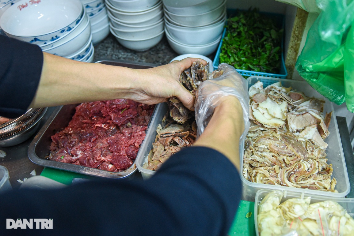 Quán phở 40 năm chỉ mở nửa đêm, rạng sáng, ngày nào cũng hết vèo 300 bát - 9 Quán phở 40 năm chỉ mở nửa đêm, rạng sáng, ngày nào cũng hết vèo 300 bát - 9